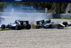 Crash: Lewis Hamilton, Mercedes AMG F1 W07 Hybrid; Nico Rosberg, Mercedes AMG F1 W07 Hybrid