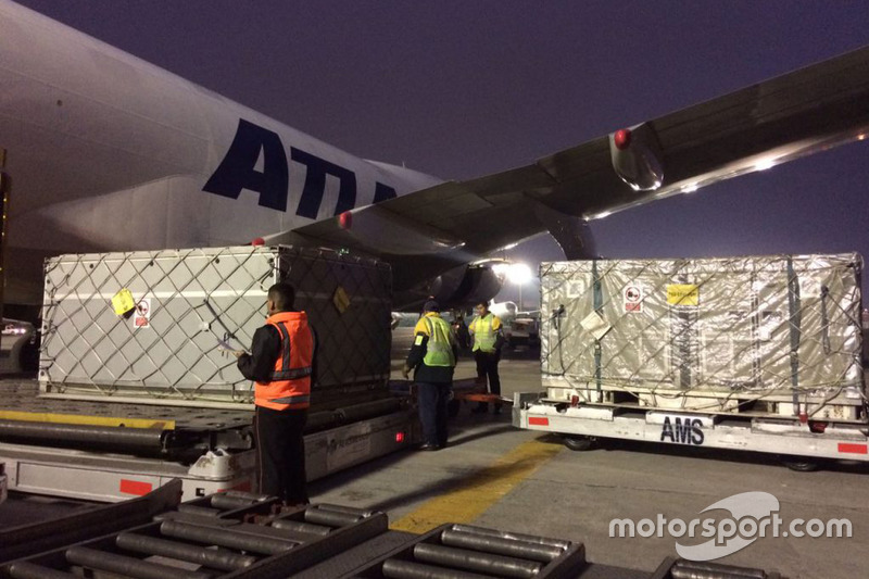 Llegada del equipo de los equipos de F1 en el Boeing 747 de Atlas Air al AICM