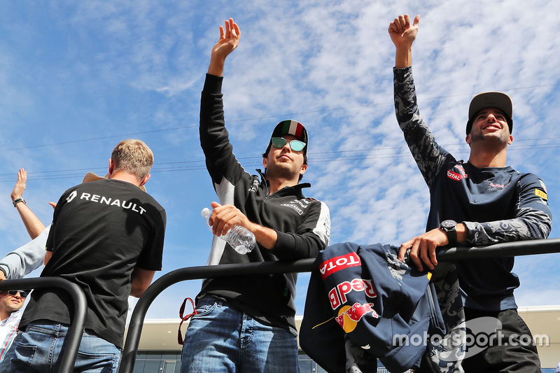 Sergio Pérez, Sahara Force India F1 y Daniel Ricciardo, Red Bull Racing en el desfile de pilotos