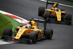 Kevin Magnussen, Renault Sport F1 Team RS16 memimpin rekan setim Jolyon Palmer, Renault Sport F1 Tea