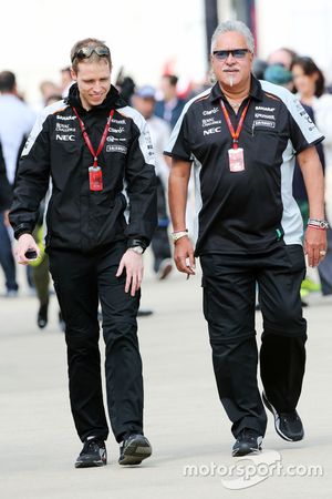 (L to R): Will Hings, Sahara Force India F1 Press Officer with Dr. Vijay Mallya, Sahara Force India 