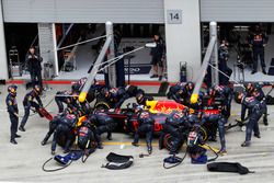 Daniel Ricciardo, Red Bull Racing RB12 makes a pit stop