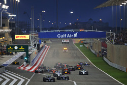 Start actie: Nico Rosberg, Mercedes AMG F1 Team W07 aan de leiding