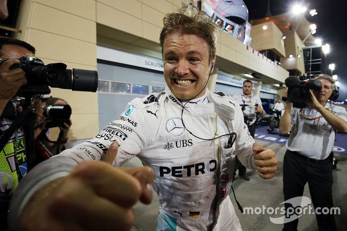 Nico Rosberg, Mercedes AMG F1 Team ganador de la carrera se celebra en parc ferme