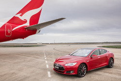 Tesla Model S tegen Boeing 737