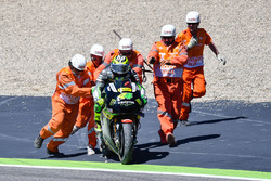 Pol Espargaro, Monster Yamaha Tech 3 est aidé par les commissaires après sa chute