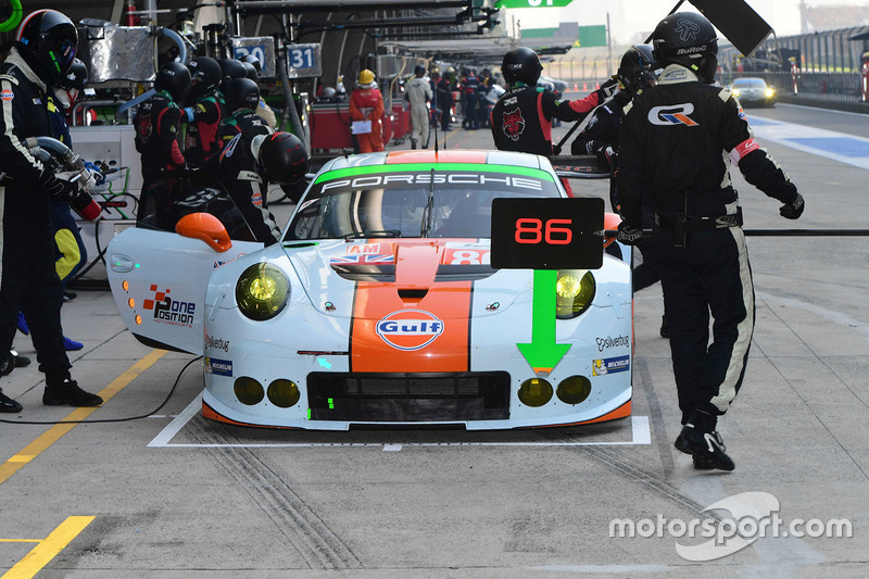 #86 Gulf Racing, Porsche 911 RSR: Michael Wainwright, Adam Carroll, Ben Barker