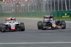 (L to R): Esteban Gutierrez, Haas F1 Team VF-16 and Daniil Kvyat, Scuderia Toro Rosso STR11 battle f