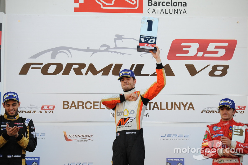 Dillmann recoge el trofeo tras ganar la segunda manga