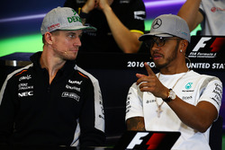 (L to R): Nico Hulkenberg, Sahara Force India F1 and Lewis Hamilton, Mercedes AMG F1 in the FIA Press Conference