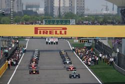 Nico Rosberg, Mercedes AMG F1 Team W07, führt das Feld in die Einführungsrunde