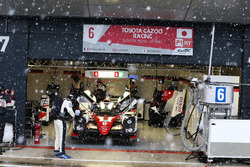雪が降る中、予選アタックに向けガレージ内で準備を進める、Toyota Gazoo Racing
