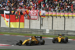 Kevin Magnussen, Renault Sport F1 Team RS16 devant son équipier Jolyon Palmer, Renault Sport F1 Team RS16