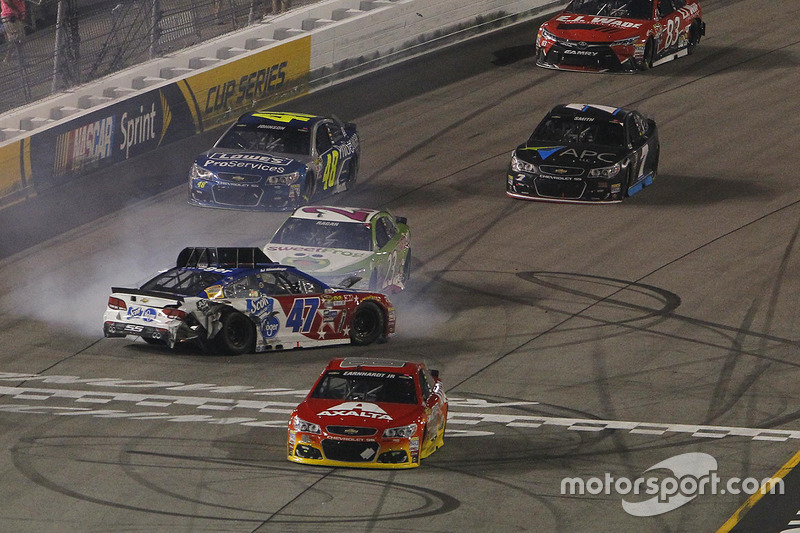 Choque de A.J. Allmendinger, JTG Daugherty Racing Chevrolet crash
