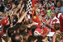 Maurizio Arrivabene, Ferrari-Teamchef, mit Fans