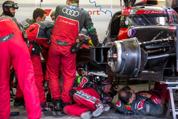 Les mécaniciens travaillent sur la #8 Audi Sport Team Joest Audi R18 e-tron quattro endommagée de Lucas di Grassi, Loic Duval, Oliver Jarvis