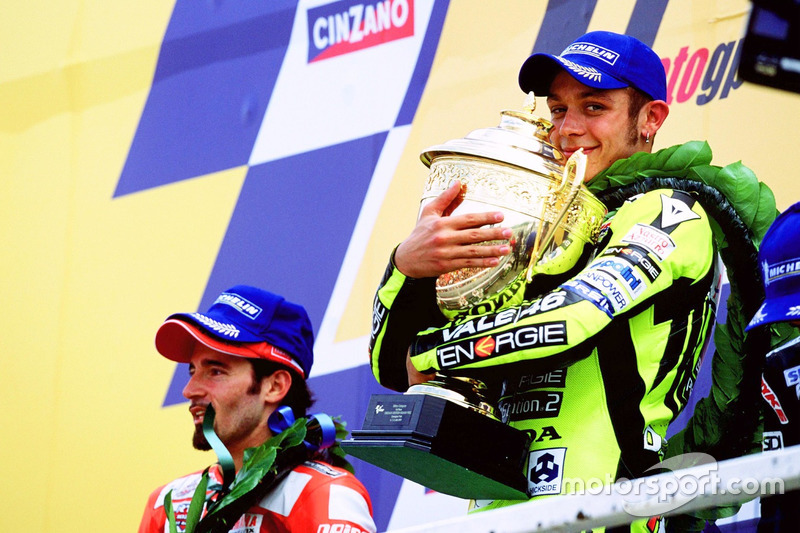 Podium : le vainqueur Valentino Rossi, Honda Team, et le deuxième Max Biaggi, Yamaha Team