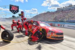 Greg Biffle, Roush Fenway Racing Ford, pit action