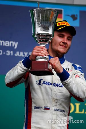 Sergey Sirotkin, ART Grand Prix solleva il trofeo