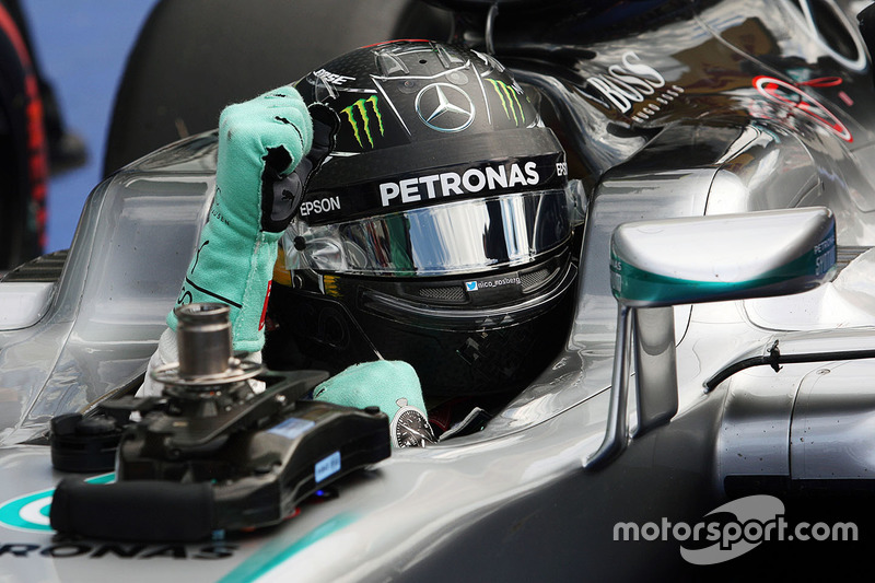 Nico Rosberg, Mercedes AMG F1 W07 Hybrid celebra su pole position en parc ferme