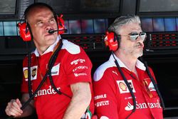 Jock claro, Director de ingeniería de Ferrari con Maurizio Arrivabene, director del equipo Ferrari