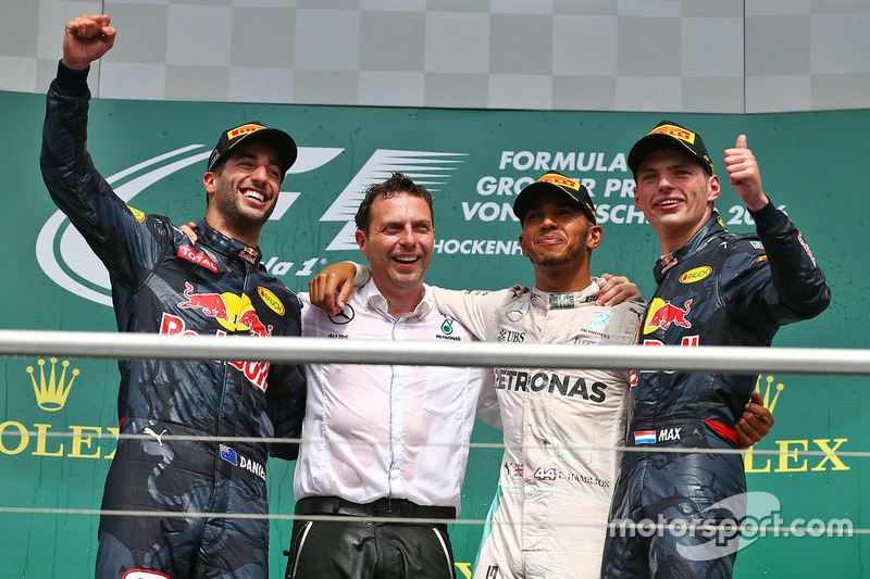 Podio: ganador de la carrera Lewis Hamilton, Mercedes AMG F1, segundo lugar Daniel Ricciardo, Red Bu