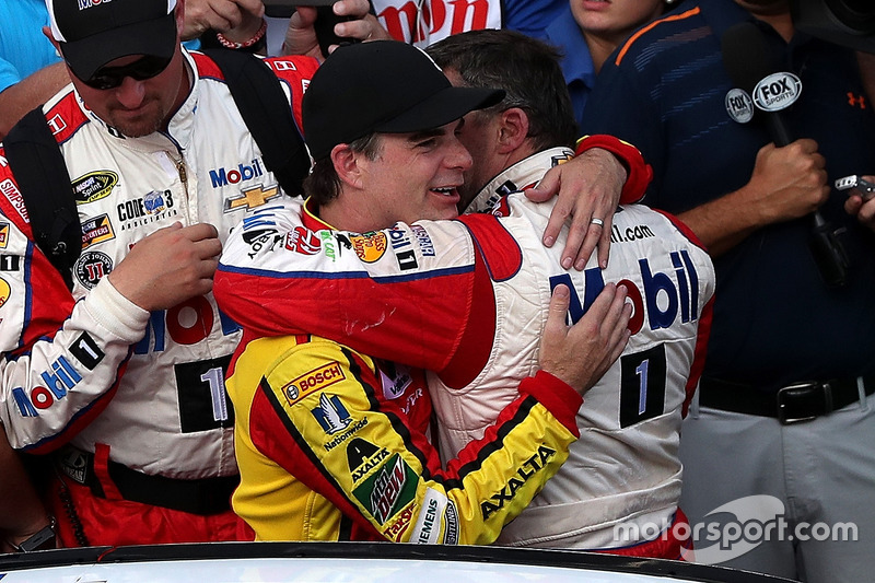 Gordon cumprimentou Tony Stewart, que vai se retirar da categoria no fim da temporada atual.