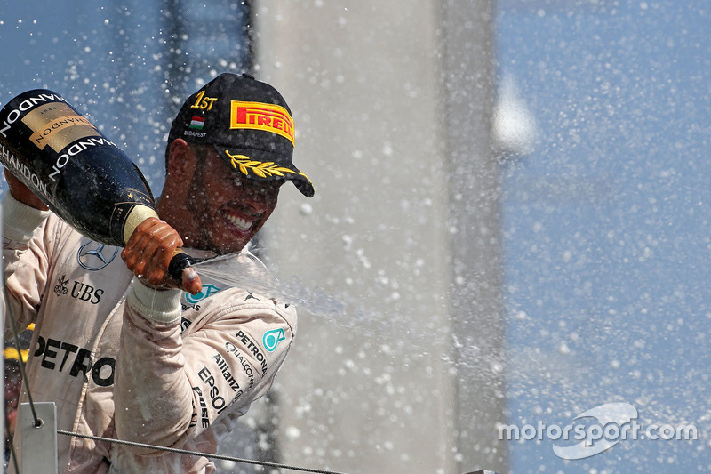 Podio: ganador Lewis Hamilton, Mercedes AMG F1 Team