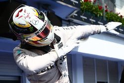 Le vainqueur Lewis Hamilton, Mercedes AMG F1 Team fête sa victoire dans le parc fermé