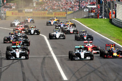 Start action: Lewis Hamilton, Mercedes AMG F1 W07 Hybrid leads Daniel Ricciardo, Red Bull Racing RB1
