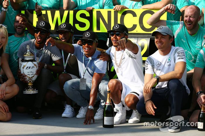 Lewis Hamilton, Mercedes AMG F1 W07 celebra con el equipo