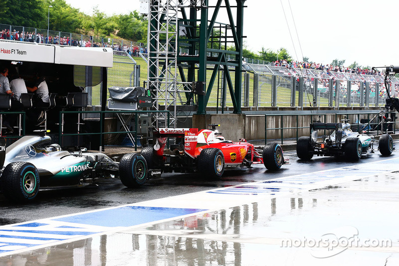 Lewis Hamilton, Mercedes AMG F1 W07 Hybrid precede Kimi Raikkonen, Ferrari SF16-H e Nico Rosberg, Me