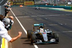 Winner Lewis Hamilton, Mercedes AMG F1 W07 Hybrid