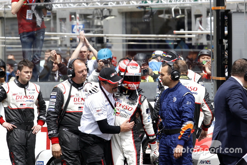 #5 Toyota Racing Toyota TS050 Hybrid: Kazuki Nakajima con Rob Leuben, Toyota Motorsport desspués de la bandera a cuadros