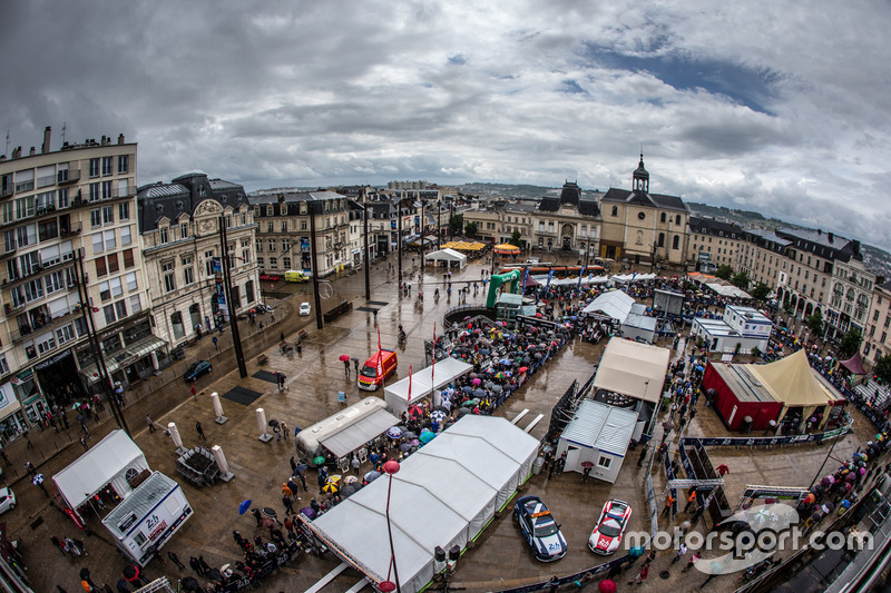 Vue générale du pesage, place de la République