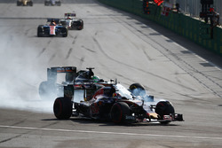 Daniil Kvyat, Scuderia Toro Rosso STR11 and Nico Hulkenberg, Sahara Force India F1 VJM09 battle for