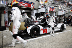 Boxenstopp-Training: #1 Porsche Team, Porsche 919 Hybrid: Timo Bernhard, Mark Webber, Brendon Hartle