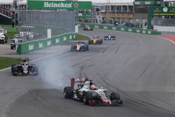 Romain Grosjean, Haas F1 Team VF-16 locks up under braking