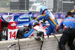 Takuma Sato, A.J. Foyt Enterprises Honda pit action