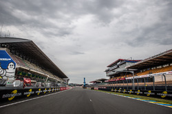 Motorsport.com trackside banners di start/finish straight