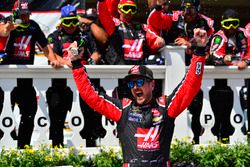 Ganador de la carrera Kurt Busch, Stewart-Haas Racing Chevrolet