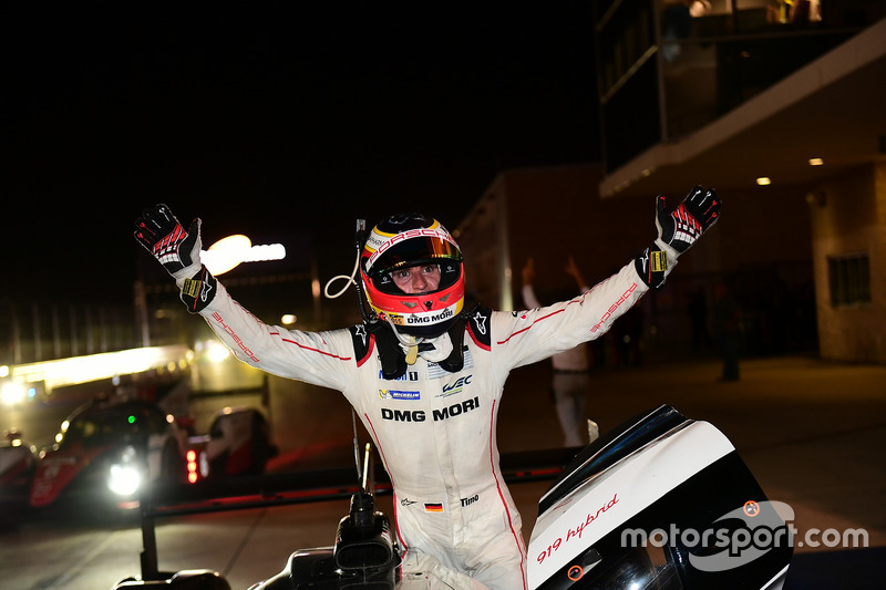 Ganadores de la carrera #1 Porsche Team Porsche 919 Hybrid: Timo Bernhard, Mark Webber, Brendon Hartley