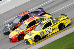 Matt Kenseth, Joe Gibbs Racing Toyota, Joey Logano, Team Penske Ford, und Denny Hamlin, Joe Gibbs Ra