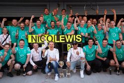 Le vainqueur Nico Rosberg, Mercedes AMG F1 Team, le deuxième, Lewis Hamilton, Mercedes AMG F1 Team fêtent le doublé avec l'équipe
