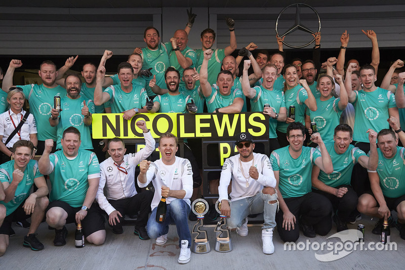 Ganador Nico Rosberg, Mercedes AMG F1 Team y en segundo lugar Lewis Hamilton, de Mercedes AMG F1 Tea