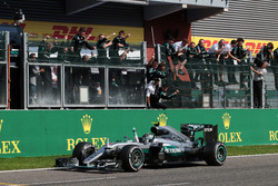 Race winner Nico Rosberg, Mercedes AMG F1 W07 Hybrid celebrates as he passes the team at the end of
