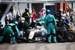 Lewis Hamilton, Mercedes AMG F1 W07 Hybrid fa un pit stop