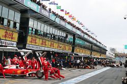 Себастьян Феттель, Ferrari SF16-H на пит-лейне
