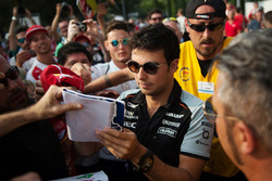 Sergio Perez, Sahara Force India F1, gibt Autogramme
