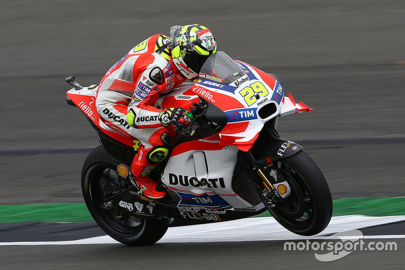 Iannone passe devant